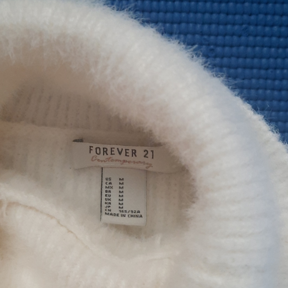 Fuzzy sweater - Picture 4 of 4